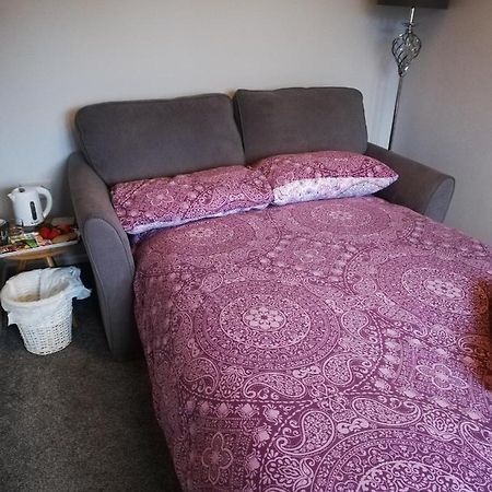 Little Cosy Cwtsh Hotel Pontyclun Eksteriør billede