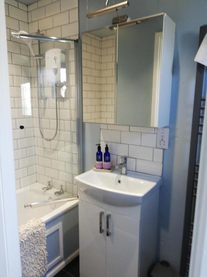 Little Cosy Cwtsh Hotel Pontyclun Eksteriør billede