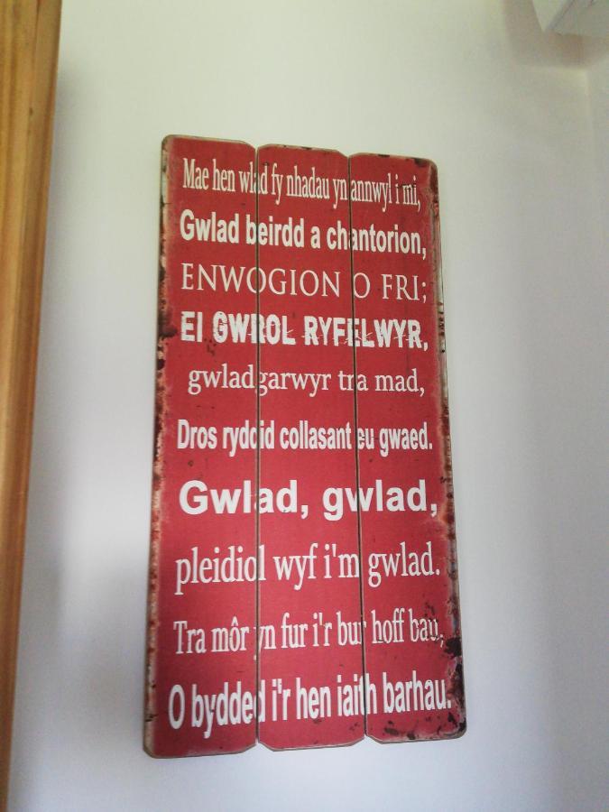 Little Cosy Cwtsh Hotel Pontyclun Eksteriør billede
